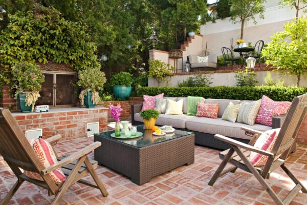 Create an Outdoor Oasis: The Art of Decorating Your Kitchen with a TV Wall