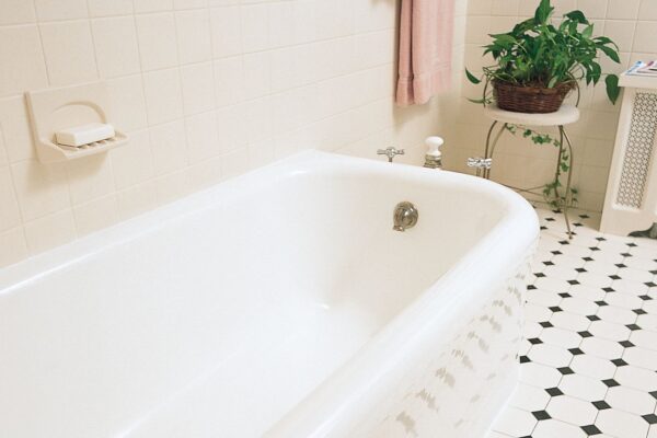 Painting a Plastic Bathtub: Tips and Tricks for a Professional-Looking Finish