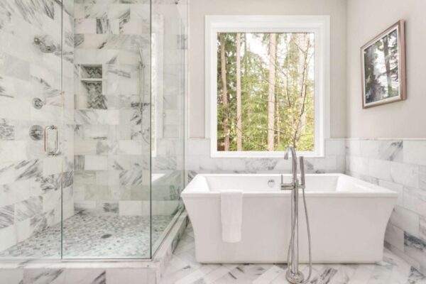 How to Bring the Luxury of a Spa Tub to Your Small Bathroom